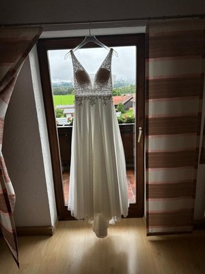 Boho Brautkleid Rückenfrei mit Schleppe in der Farbe Ivory. Körpergröße 1,73