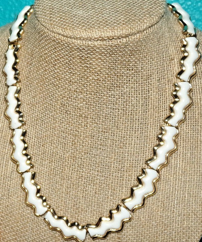 TRIFARI signed white Lucite necklace---Great style--OMG!!