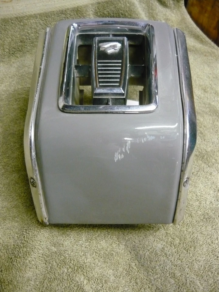 Mercury Cougar XR7 1967 1968 nariz central parrilla emblema 67 68 Foto 2 de 4