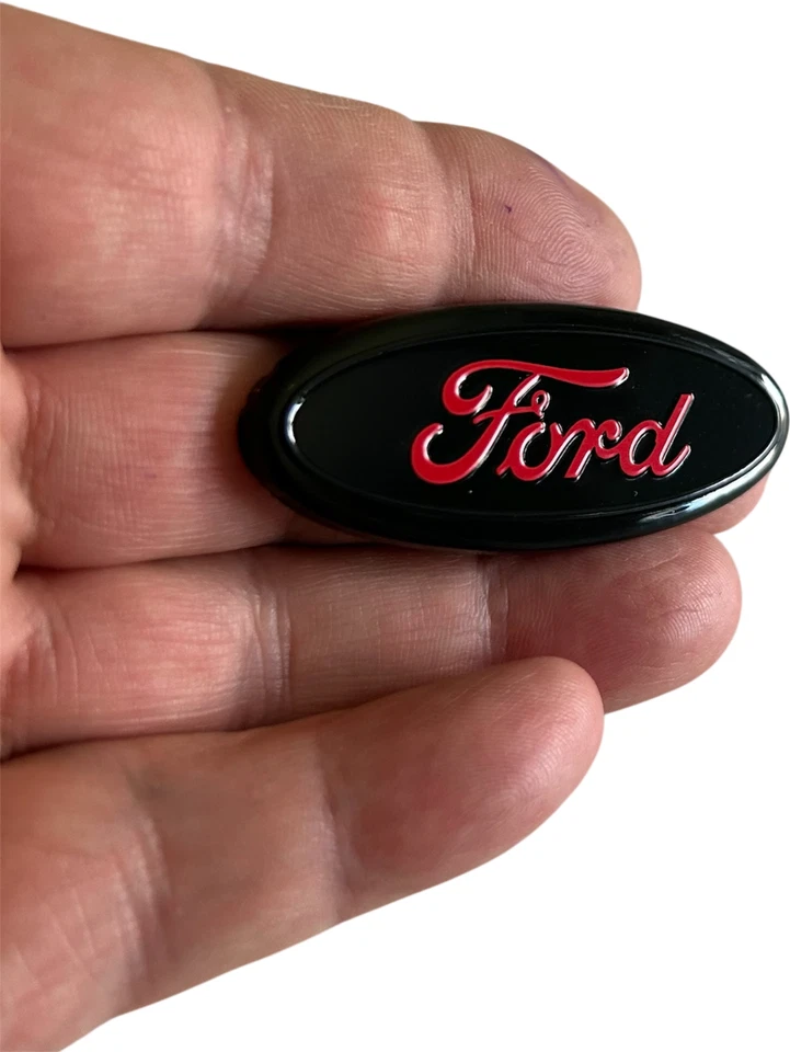 Insignia volante ford rojo sobre negro Foto 4 de 4