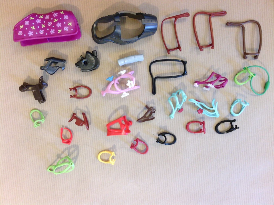 LOT PLAYMOBIL / ACCESSOIRES DU CHEVAL / ARMURES, CASQUES, MORS COLORÉS, SELLE ++ - Photo 1/1