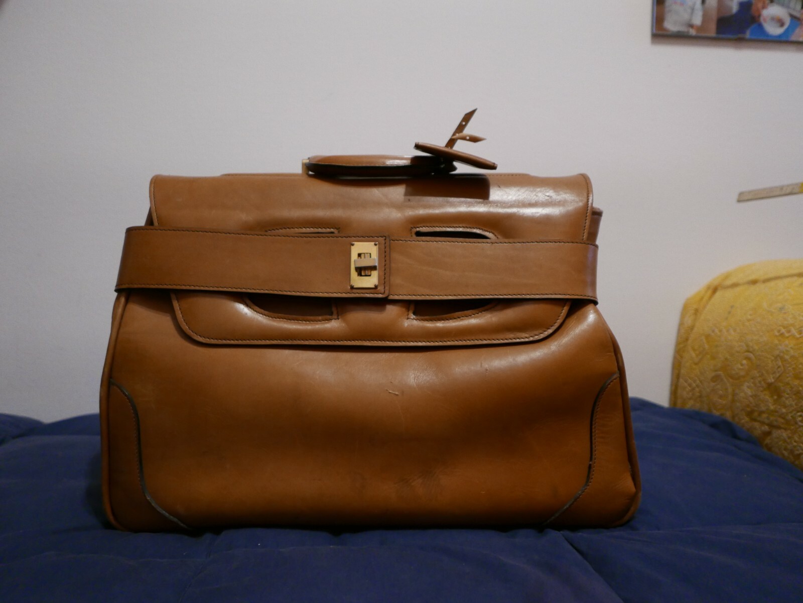 Heavy duty leather bag, interlocking closure. Vin… - image 1