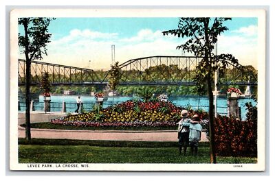 LA CROSSE Wisconsin WI~ LEVEE PARK and bridge UNPOSTED kids hugging