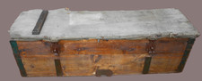 ANTICO BAULE MILITARE in Legno e Ferro con Coperchio Foderato in Tessuto