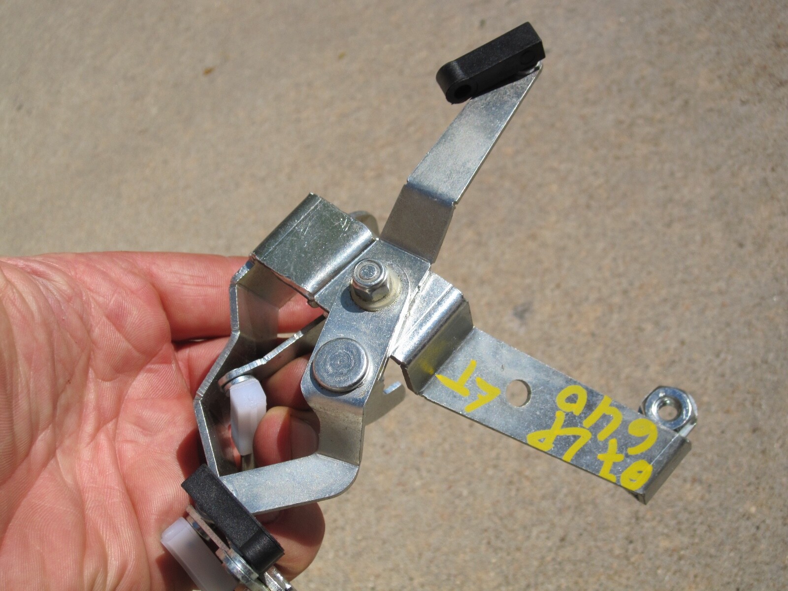 02-2010 LAMBORGHINI MURCIELAGO LEFT SIDE DRIVER DOOR LATCH LEVER BRACKET 