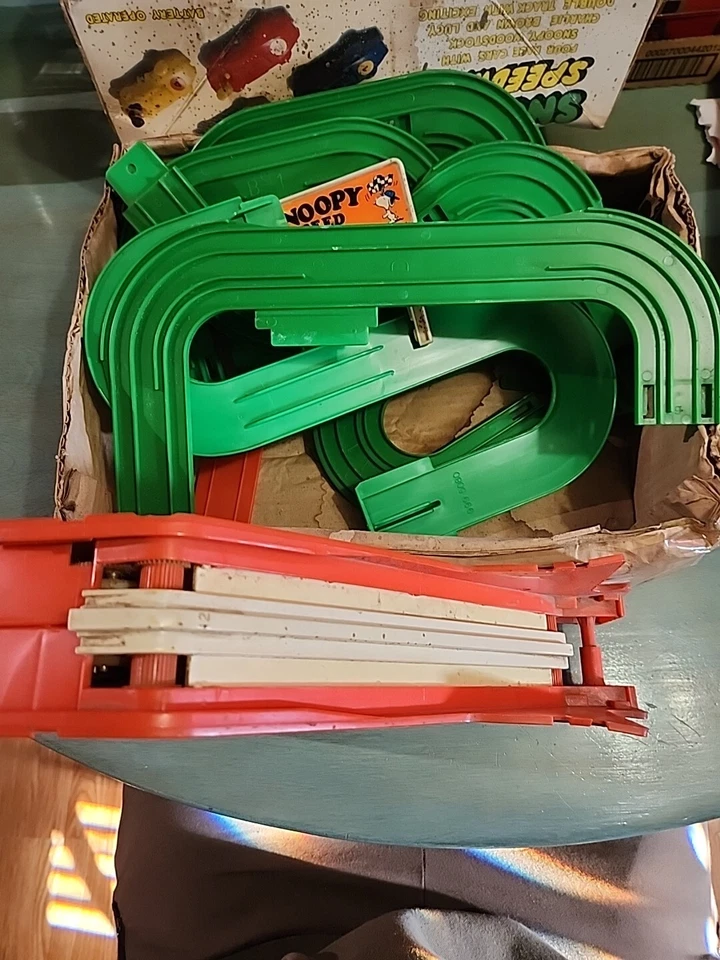 Juego de juguetes vintage Peanuts Snoopy Speedway en caja 1974 forma incompleta y áspera Foto 3 de 4