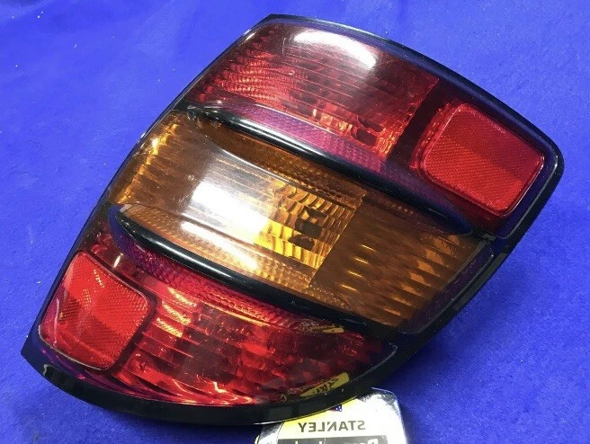 Luz trasera derecha Pontiac Vibe 2003 2004 2005 2006 2007 2008 Foto 2 de 4