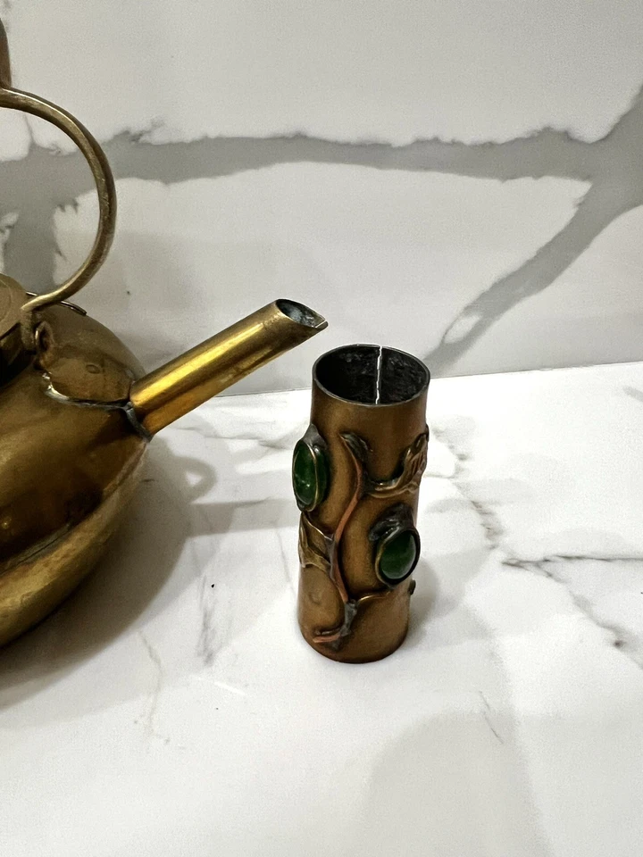 Antigua tetera china de latón con hojas de piedras rojas verdes en mango de madera de 2 lados Foto 3 de 4