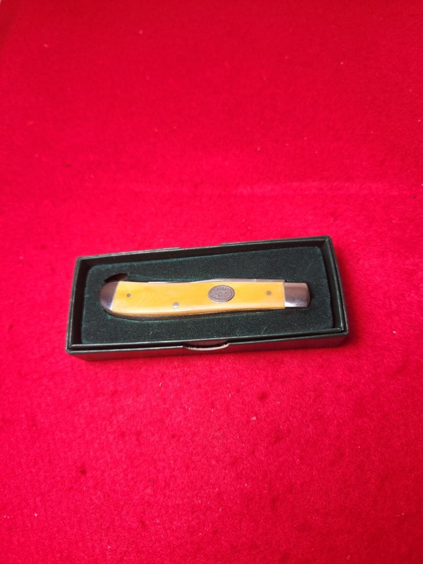 Moore Maker USA  5201 Trapper Knife Yellow Bone Handles 2025 New In Box
