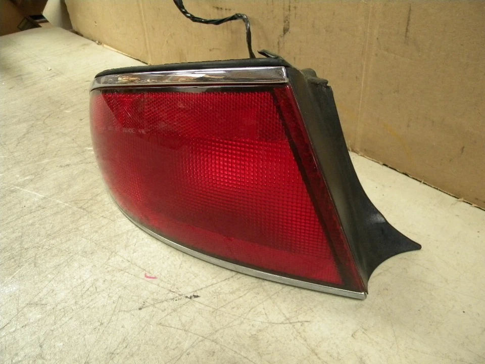 Luz trasera de fábrica Buick Century 2002 conjunto de luz de freno del lado del conductor izquierdo Foto 2 de 4