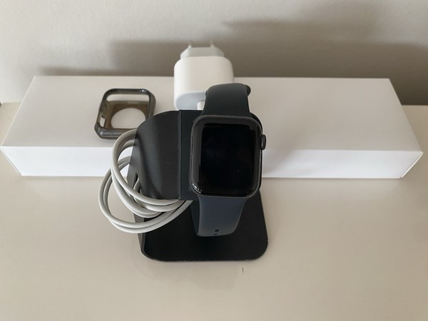 Apple Watch SE 2nd Gen 40MM Space Gray Aluminum Case Midnight Sport Band