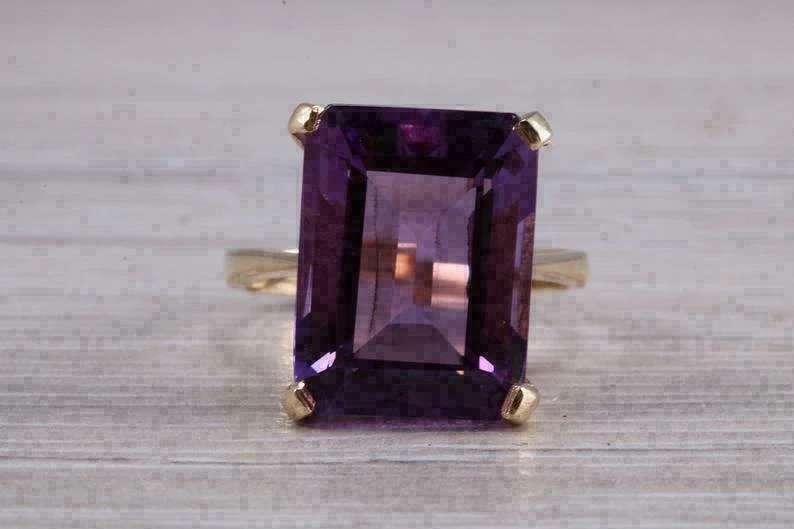 Anillo de compromiso de amatista púrpura creado en laboratorio esmeralda de 4 quilates enchapado en oro amarillo de 14 quilates Foto 2 de 4