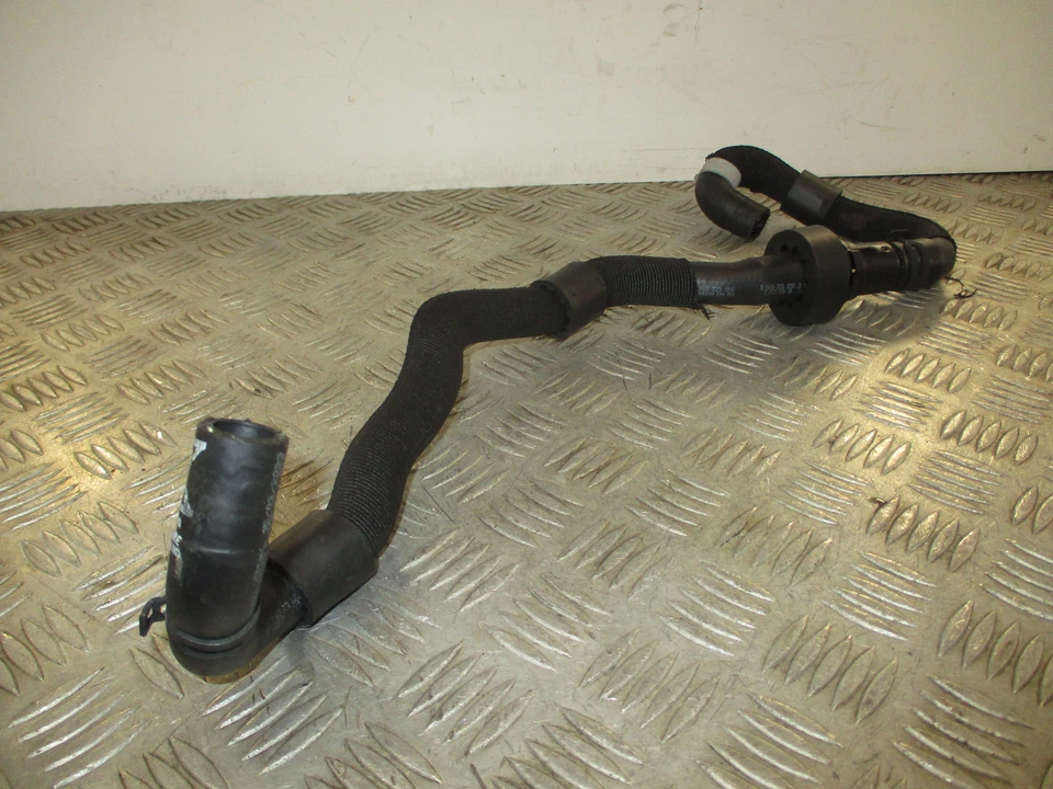 Volkswagen Caddy 2.0 TDi DTR 2023. Tubo/manguera de refrigerante de agua 3Q0122096E 4K Foto 4 de 4