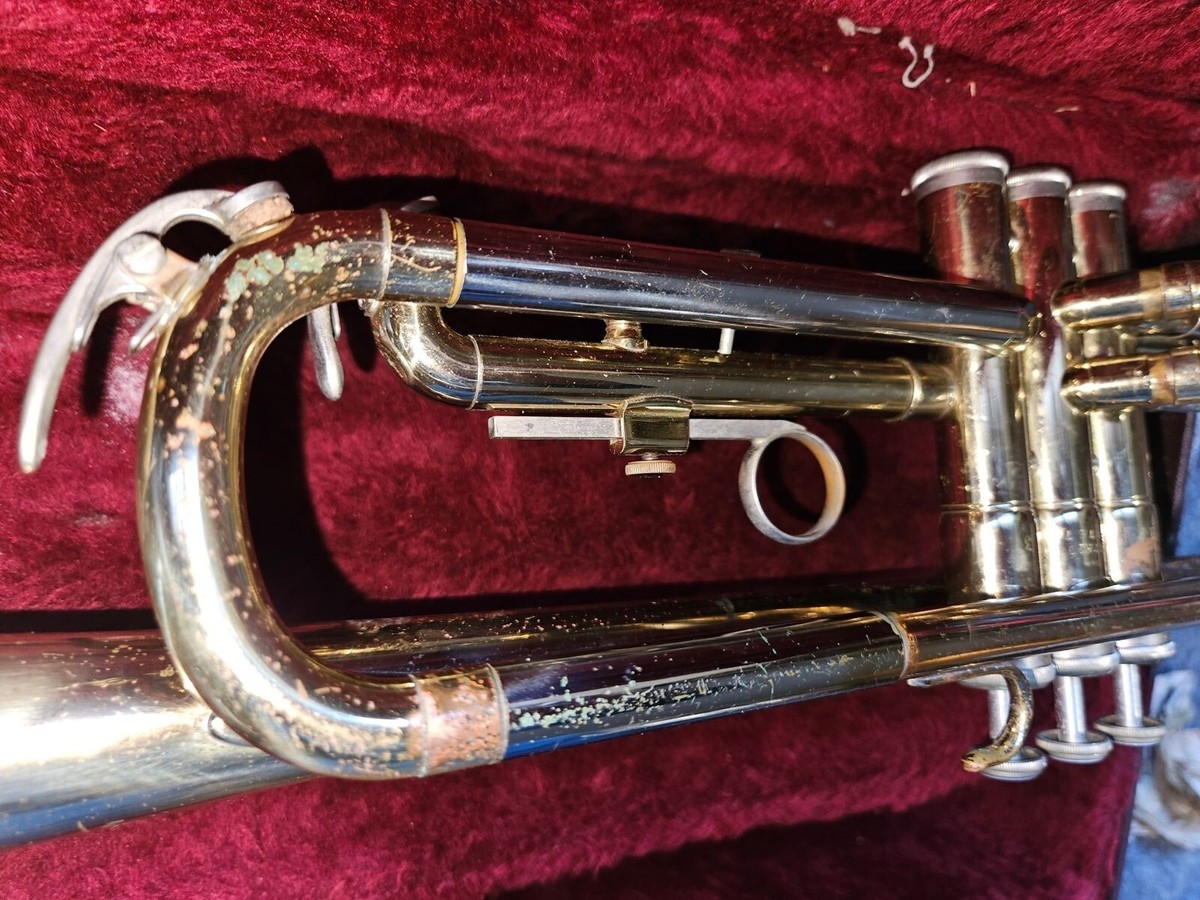 Yamaha YTR-2320 Trumpet. Japan. Fair/Good condition. With case
