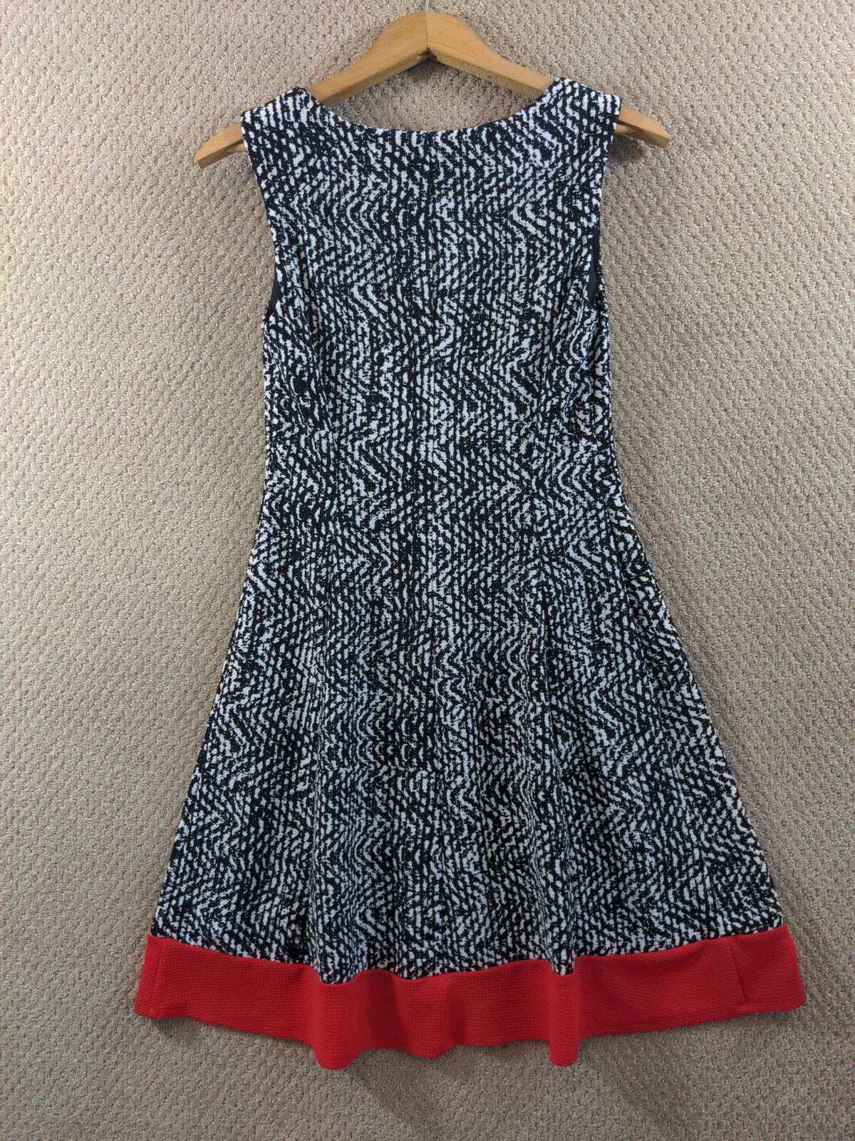 Abito plissettato bianco e nero Alyx 8 aderente e svasato senza maniche orlo rosso