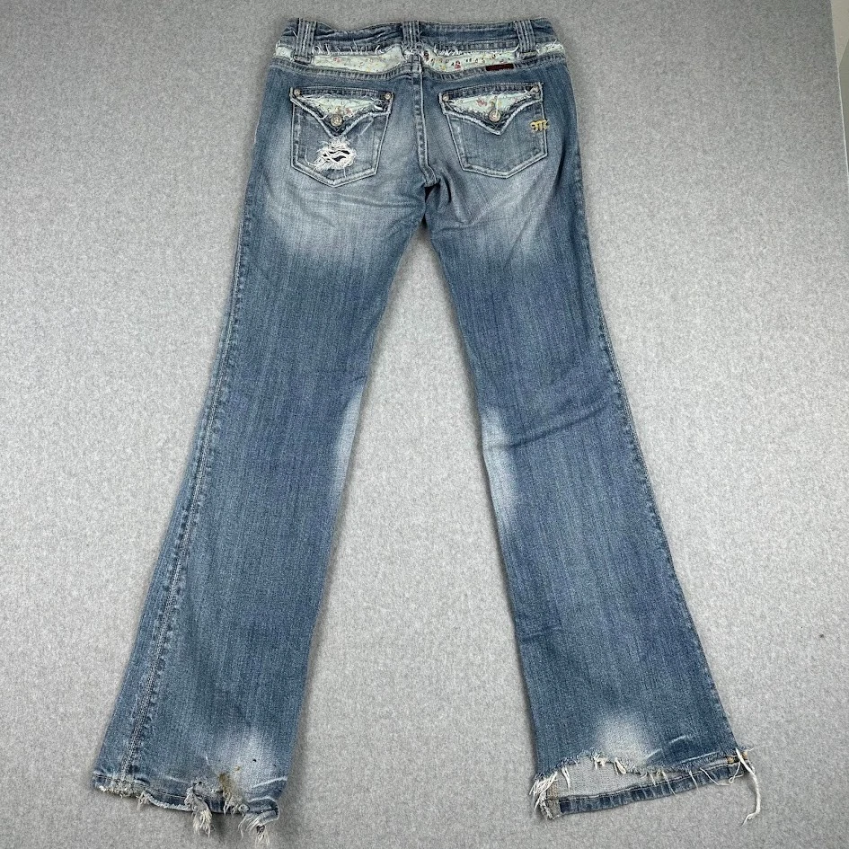 Pantalones de mezclilla Miss Me Bootcut floral tiro bajo 30x34 desgastados batidor lavado ligero pierna ancha Foto 3 de 4