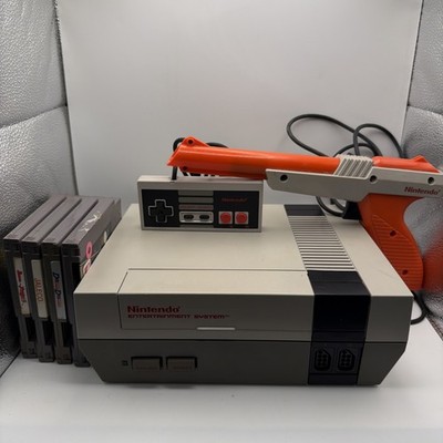 Nintendo Entertainment System Home Console - W/ Controller, Zapper & 4 Games