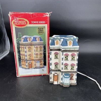 DICKENS COLLECTABLES TOWNE SERIES PORCELAIN HOUSE- HOTEL 7  1995