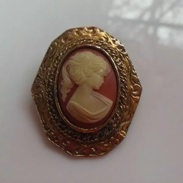 Peri cameo brooch deals
