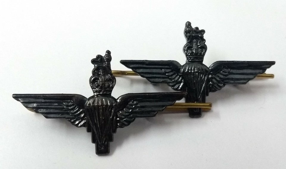 WW2 Parachute Regiment Collar Dogs In Special Forces Badges