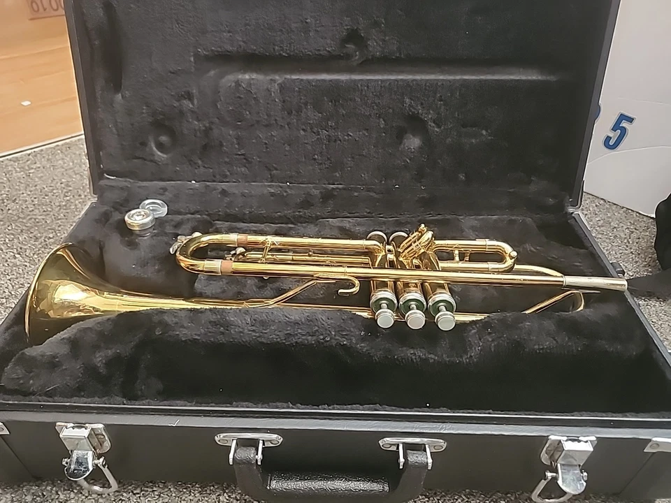 Juego de trompeta King dorada con aceite de válvula y boquilla Foto 2 de 4