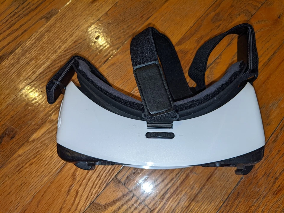 AURICULARES SAMSUNG GEAR VR SIN PROBAR OCULUS SM-R322 FALTA CUBIERTA FRONTAL DE PLÁSTICO Foto 3 de 4