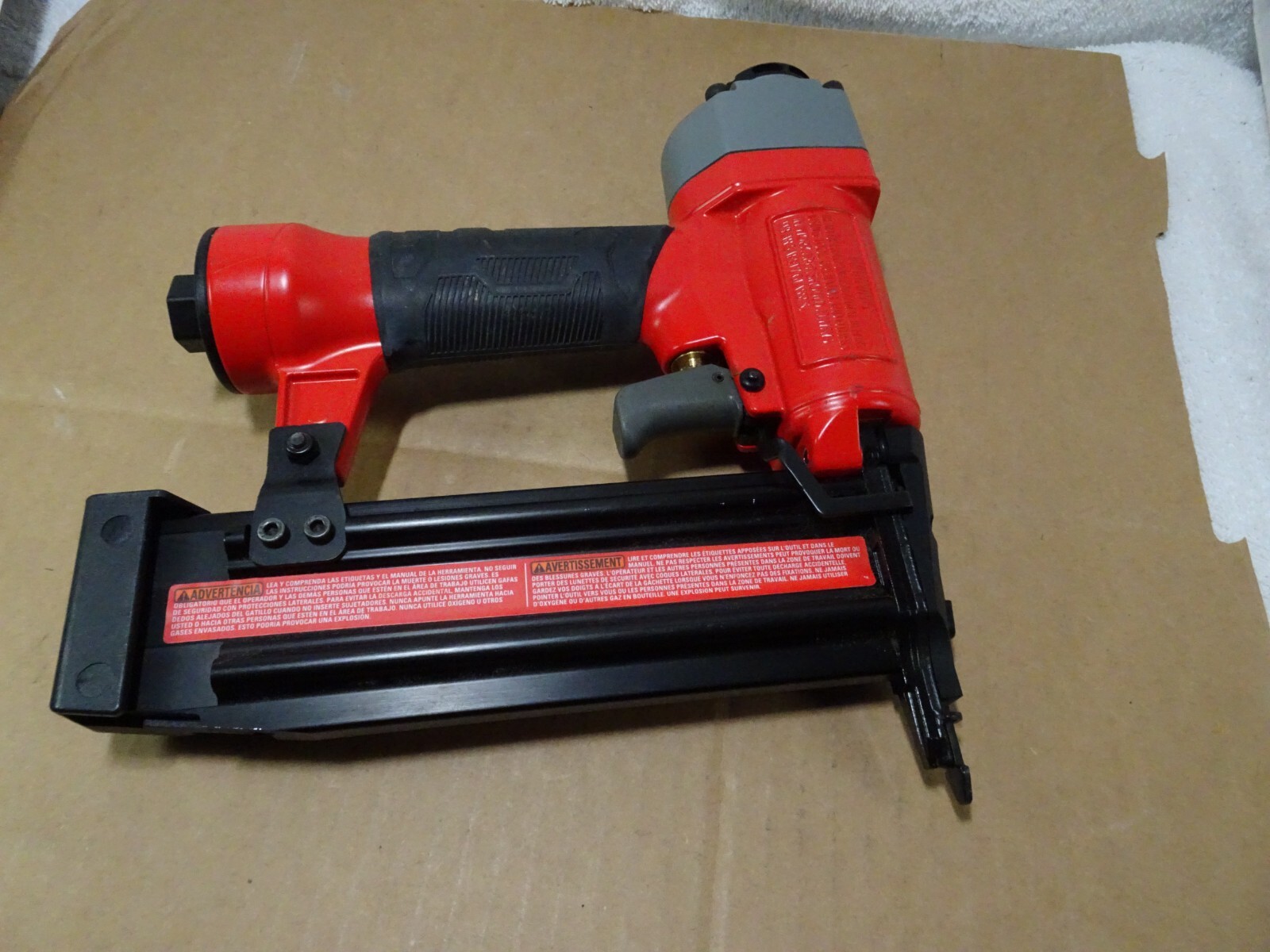 Craftsman CMPBN18SB 18Gauge Pneumatic 2" Straight Brad Nailer looks