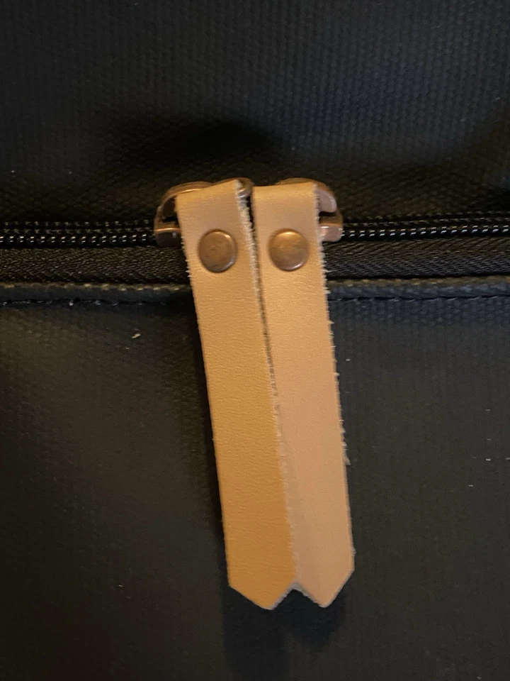 Mochila bolsa de pañales Petunia Pickle Bottom Axis negra-beige (pequeña mancha de tinta superior) Foto 4 de 4