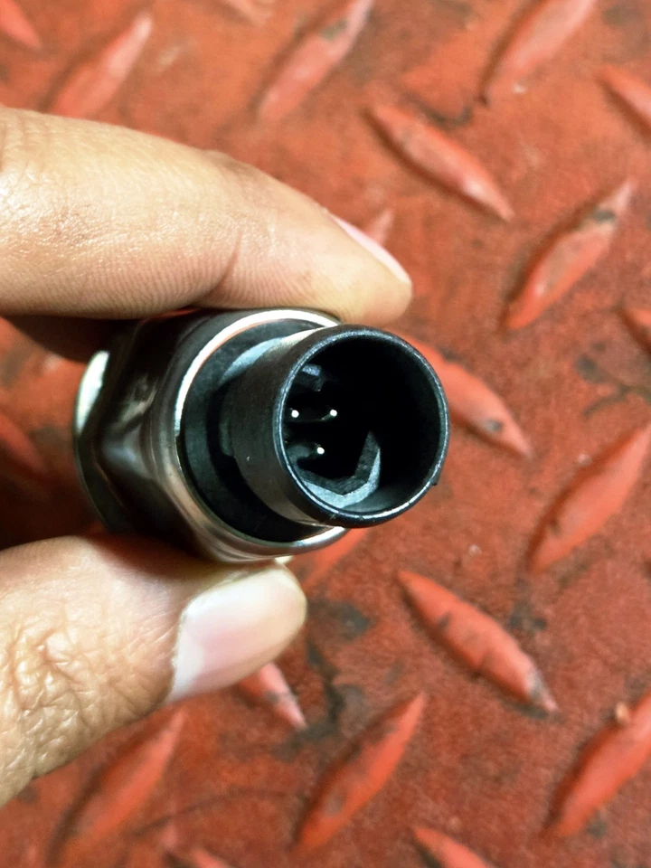 Sensor de presión de líquido de frenos GM 2011-2014 OEM para Chevrolet Silverado 2500 3500 Foto 3 de 4