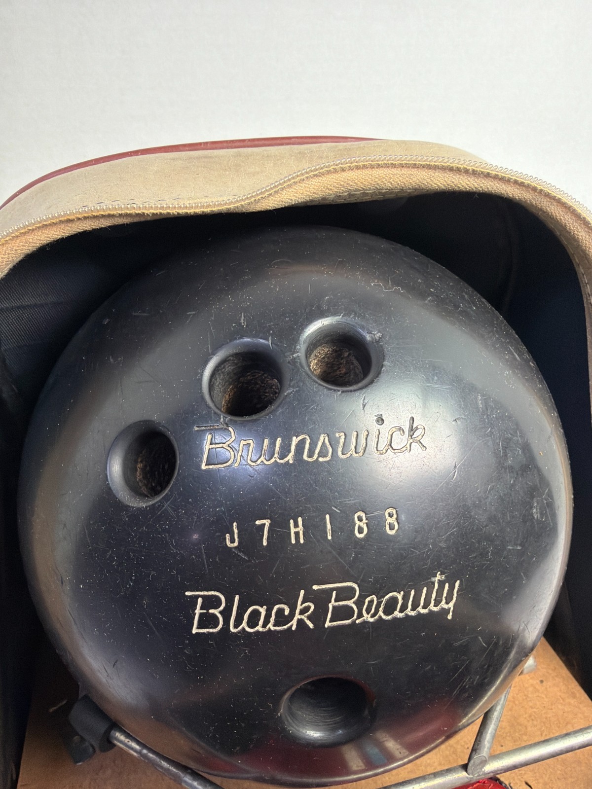 Vintage Brunswick Black Beauty Ball JTH118 w/ Bag &ndash; 11lb A