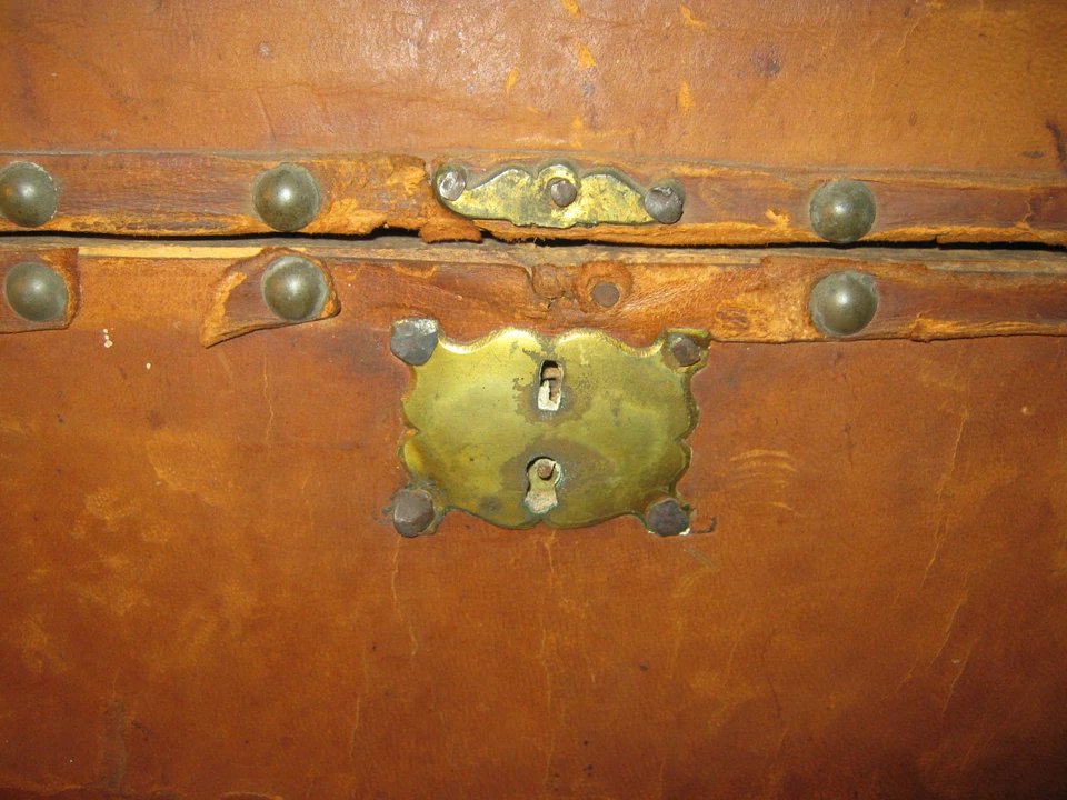 ANTIGUO ESTADOS UNIDOS PRIMITIVO PAÍS AMERICANO CÚPULA MADERA COFRE TRONCO HIERRO LATÓN HERRAJES Foto 2 de 4