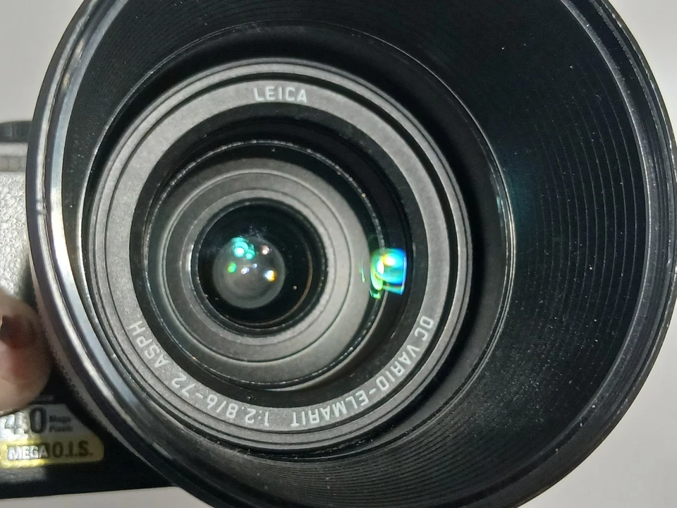 Cámara Panasonic Lumix DMC-FZ10 y correa Panasonic solamente; sin batería ni corrosión  Foto 2 de 4