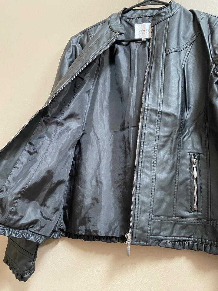 全新带标签 OSO Casuals 人造皮革夹克 黑色 Moto 荷叶边细节 尺寸 M — 第 2/4 张图片