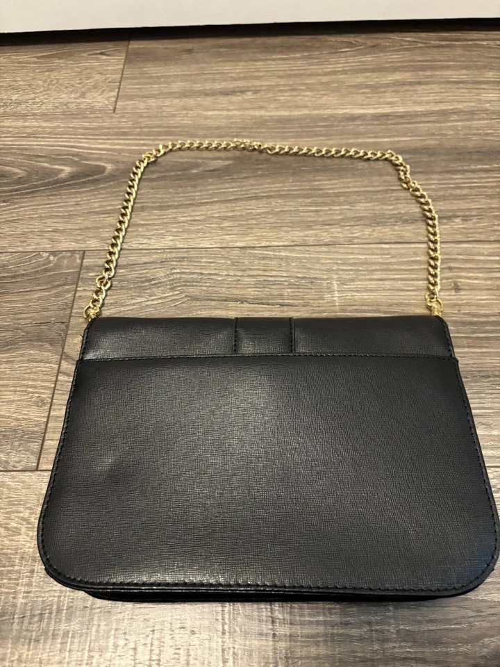 Bolso de hombro C Wonder cadena dorada negra en T  Foto 2 de 4