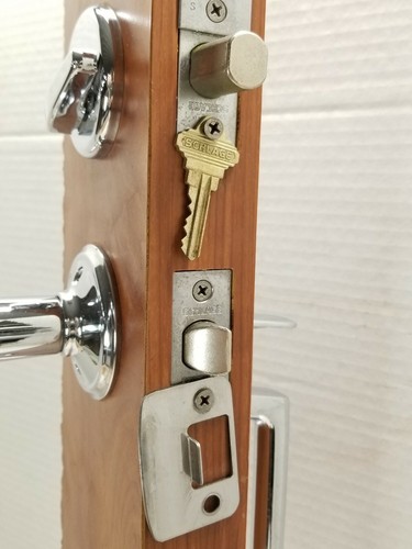 Manija de puerta residencial Schlage Fseries cromo brillante y cerrojo con llaves cerrajero - Imagen 5 de 8