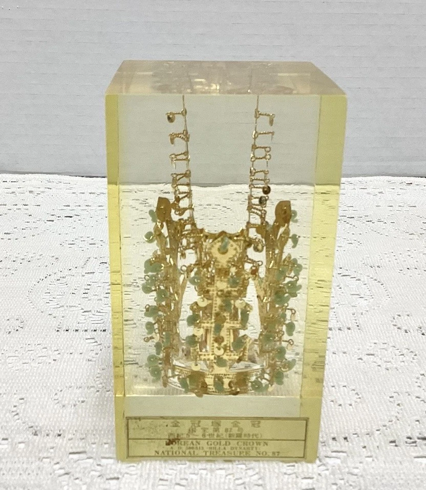 Corona coreana de colección chapada en oro de la dinastía Silla con jade en cubo de Lucite pisapapeles Foto 4 de 4