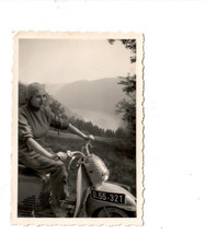 8144- Foto *Junge Dame auf Vespa * Ausflug 1955