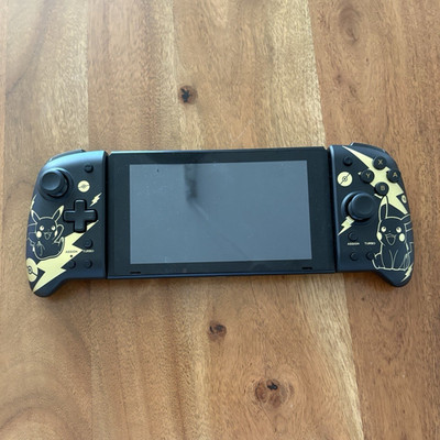 Nintendo Switch Handheld-System mit custom pikacgu Controller und docking
