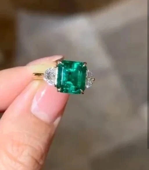 Anillo llamativo de 3 piedras con diamantes esmeralda natural talla esmeralda de 4 quilates de oro amarillo de 14 k Foto 3 de 4