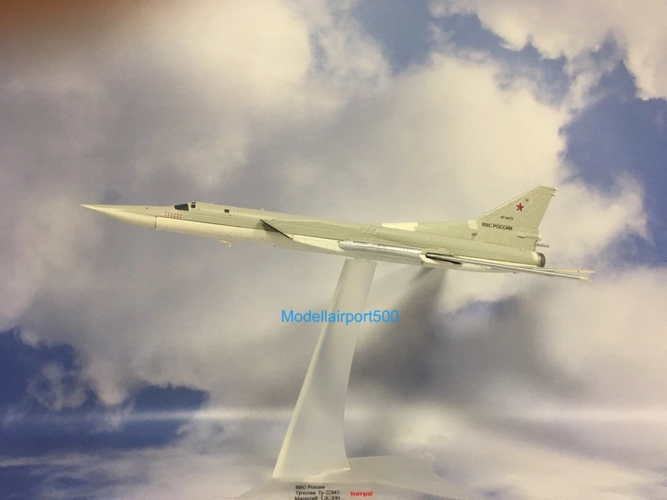Herpa Wings  1:200  Tupolev TU-22M3  Russian Air Force  572156  Modellairport500 - Bild 2 von 3