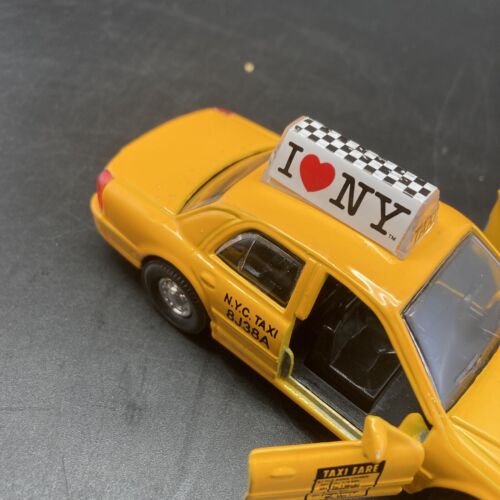 2 Stück I Love New York Modern Taxi Cab 9989D-ILNY Sammlerstück Modell Spielzeugauto - Bild 3 von 3