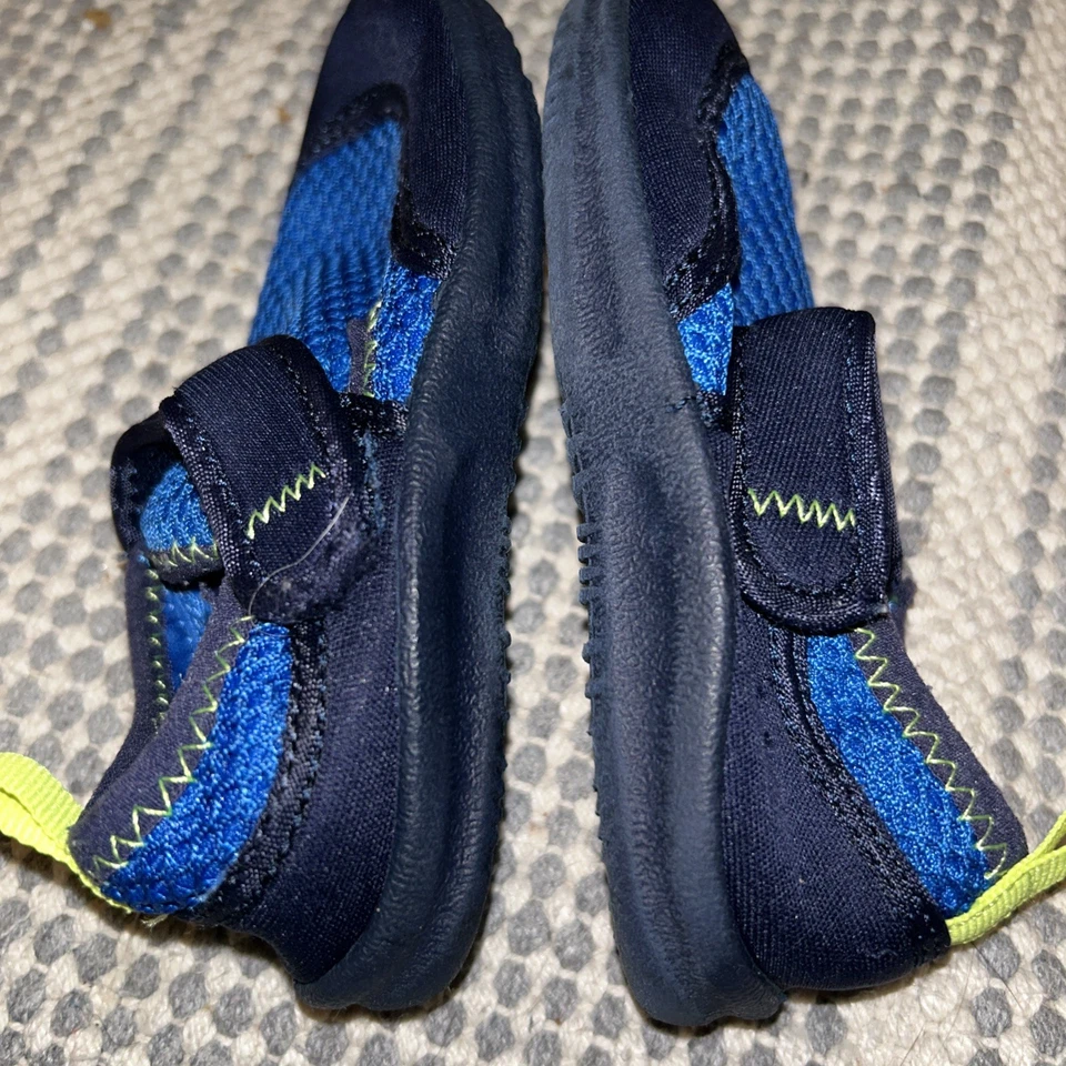 Old Navy Toddler Boys Blue Mesh Water Sneaker Shoes Size 7 - Image 3 of 4