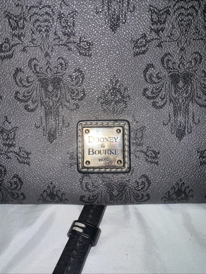 Bolsa tiracolo Dooney & Bourke Haunted Mansion 2018 parques da Disney cinza rara!! - Imagem 3 de 4
