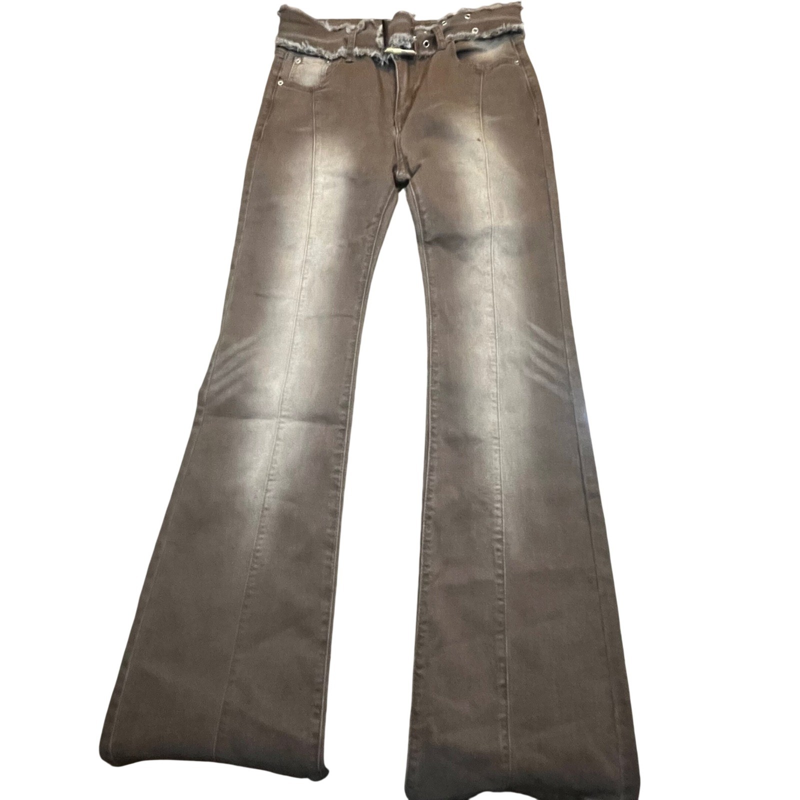 Pantalones de mezclilla acampanados de cintura deshilachada marrón para mujer con cinturón tiro alto estilo Y2K talla 29