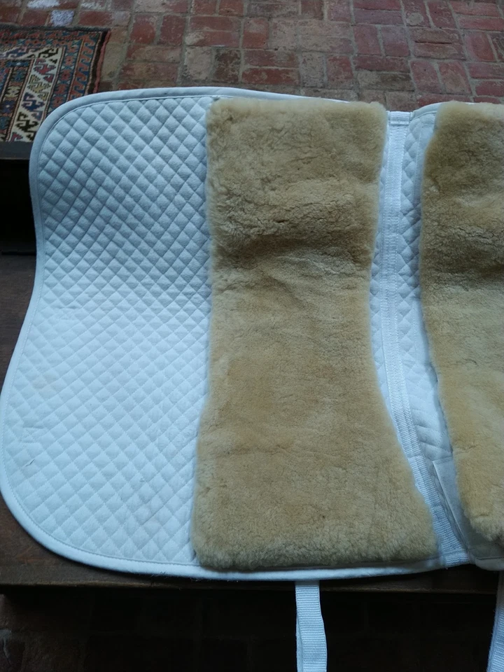 Almofada de adestramento quadrada Fleeceworks com painéis removíveis de inserção de pele de carneiro - Imagem 4 de 4