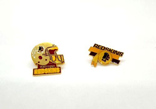 Zwei Washinton Redskins NFL Football Mütze Revers Jacke Pinback 1984 und Helmut Pin - Bild 1 von 8