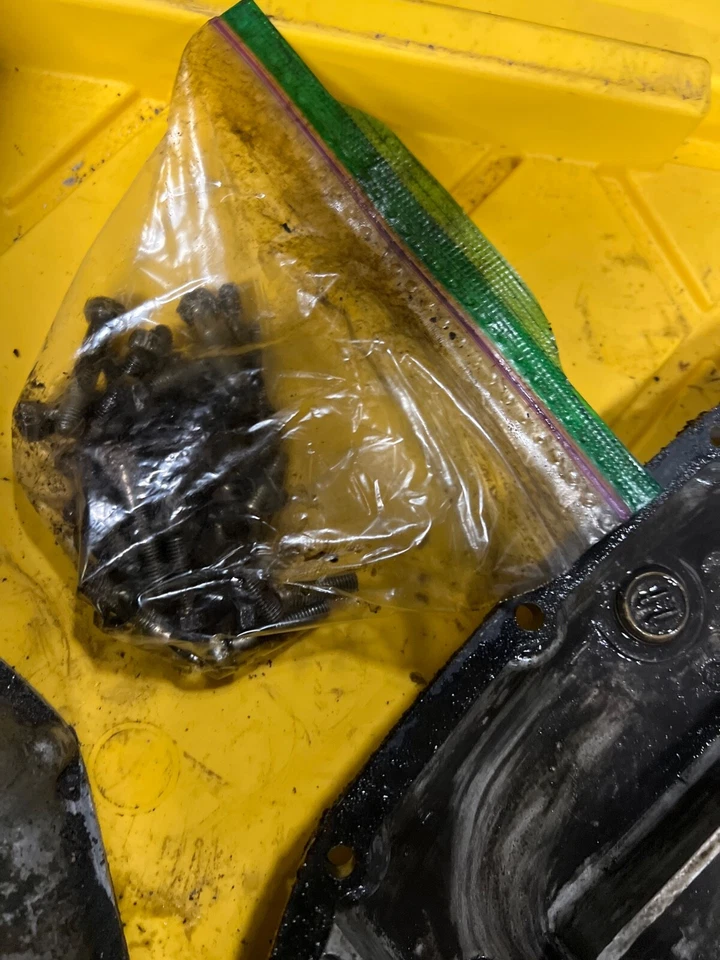 Alfa Romeo Spider 1971-93 • Оригинальный верхний и нижний масляный/поддон. Б/у. KAR952 - Изображение 2 из 4