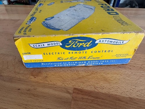 Vintage 1949 FORD Custom 4 DOOR 1/25 scale REMOTE CONTROL PROMO MODEL BY AMT - Picture 9 of 23