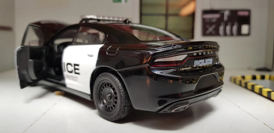 Dodge Charger Police Pursuit USA V8 2016 Welly G 1:24 Scale Diecast Model Car - Image 4 of 4