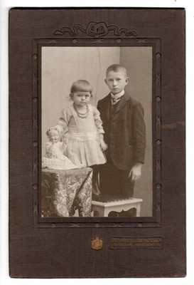 Photograph Otto Hertel, Freiberg i. Sa., siblings with doll around 1910 (318)